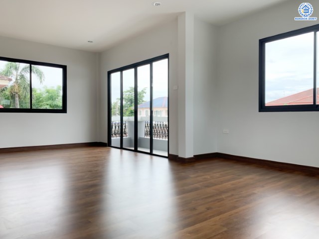 บ้านมือสองตกแต่งใหม่ คุณภาพแบรนด์ LH ม.ชัยพฤกษ์ บางแวก เนื้อที่ 105.3 ตร.ว. ตกแต่งหรูหรา ฟังก์ชันจัดเต็ม 4 ห้องนอน 3 ห้องน้ำ 1 ห้องอเนกประสงค์ จอดรถได้ 3 คัน พร้อม Facilities ครบ! บนทำเลคุณภาพ เชื่อมต่อได้หลายเส้นทาง ใกล้เซ็นทรัลปิ่นเกล้า และทางด่วนคู่ขนานลอยฟ้า